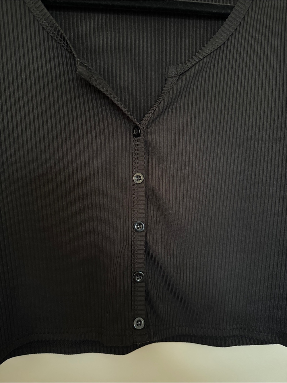 ROMWE Black Ribbed Button-Front Crop Top - Picture 3 of 5